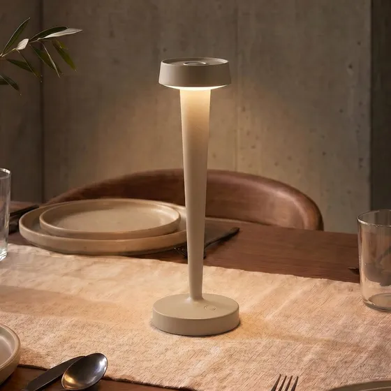 Lucande Lea LED-batterijkaarsenhouder/vaas, beige, 28 cm