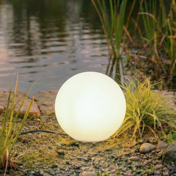 Lindby lichtbol Valyra, Ø 30 cm, IP54, wit, met grondpen