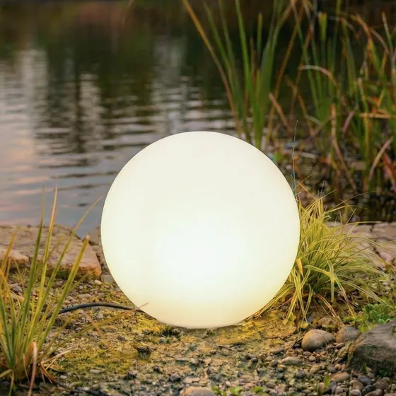 Lindby lichtbol Valyra, Ø 40 cm, IP54, met grondpen, wit
