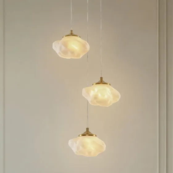 Lindby hanglamp Piatra, Ø 25 cm, 3-lamps, opaal/messing, glas