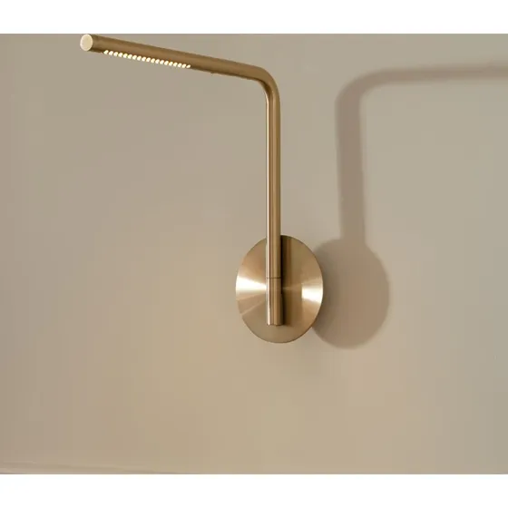 UMAGE LED wandlamp Omni Pivot, messing, dimbaar
