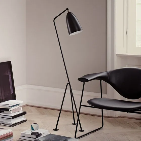 Gubi Gräshoppa vloerlamp - Zwart - Driepoot