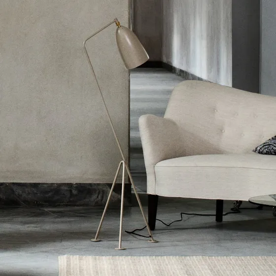 Gubi Gräshoppa vloerlamp - Olijfbruin - Design icoon