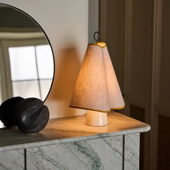 Gubi Hornbæk LED-tafellamp op accu, beige/geel, canvas