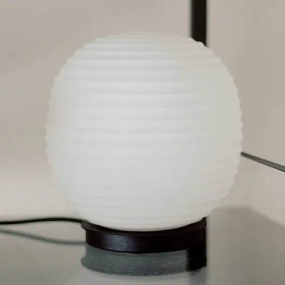 New Works Lantern Globe Tafellamp - Opaalglas - Ø 20cm