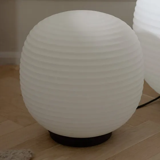 New Works Lantern Globe Medium tafellamp - Opallenglas, Ø 30cm