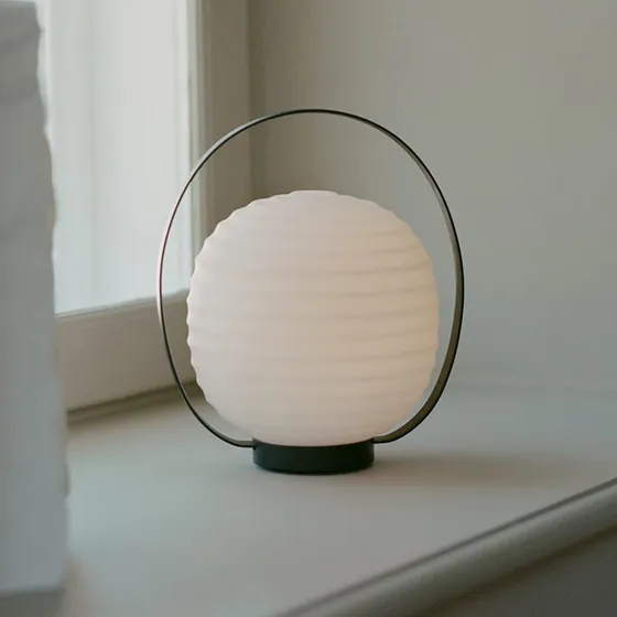 New Works Lantern Draagbare LED Tafellamp - Zwart/Opaal Wit