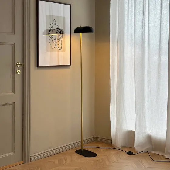 Dyberg Larsen vloerlamp Arch, zwart/messing, 143 cm