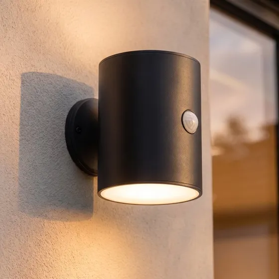 Lindby Amren LED-zonne-wandlamp met sensor, zwart