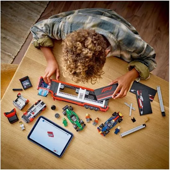 LEGO 60445 City F1-truck met RB20 & AMR24 raceauto's