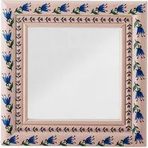 Bloomingville Badia Wandspiegel 30x30 cm roze met blauwe bloemdetails