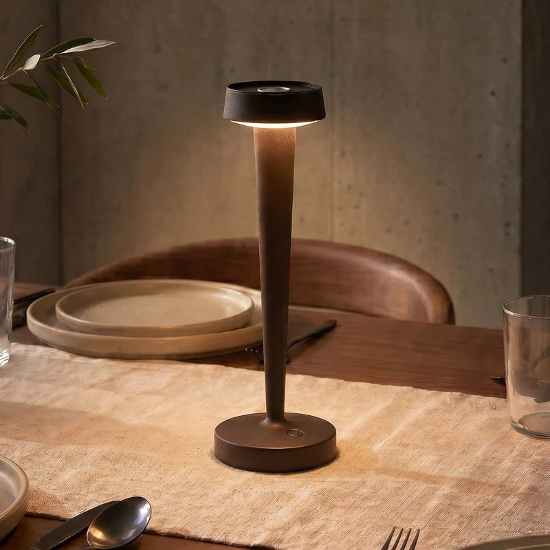 Lucande LED-batterijkaarsenhouder Lea, Donkerbruin, 28 cm