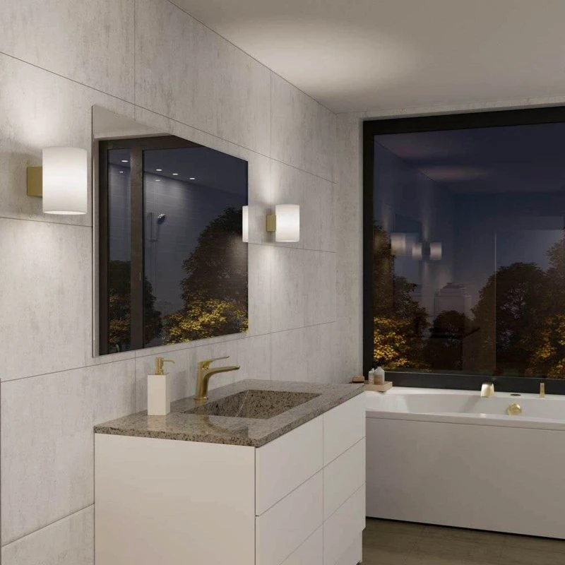 Herstal Evoke Wandlamp IP44 Groot - Satijn Messing/Opaalglas