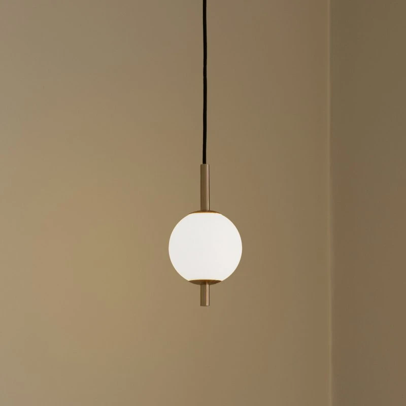 UMAGE Audrey LED hanglamp - Messing & Opaalglas - Ø 12 cm