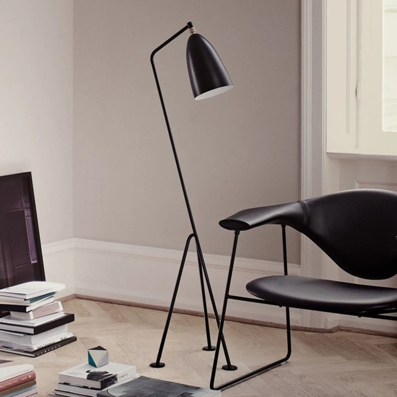 Gubi Gräshoppa vloerlamp - Zwart - Driepoot