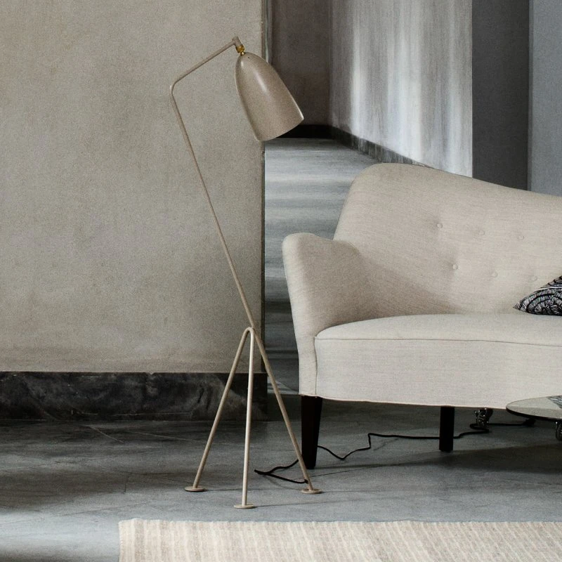 Gubi Gräshoppa vloerlamp - Olijfbruin - Design icoon