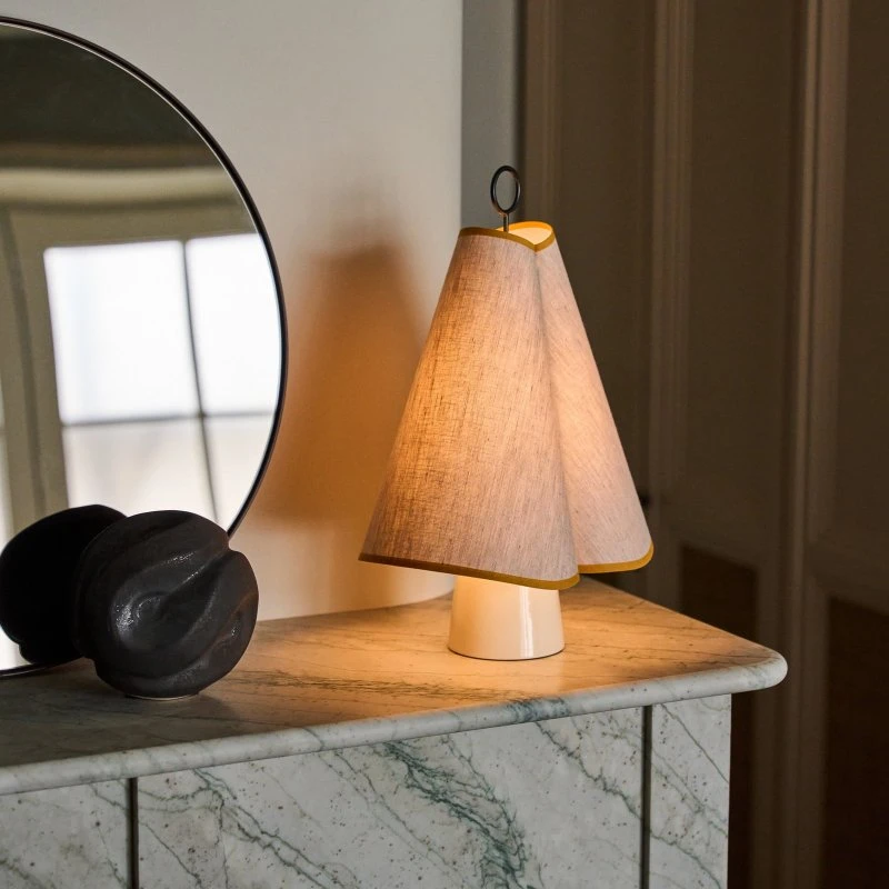 Gubi Hornbæk LED-tafellamp op accu, beige/geel, canvas