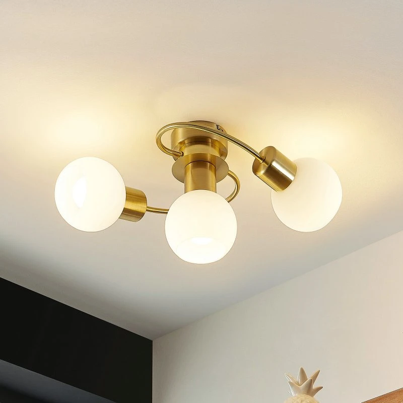 Lindby Ciala Plafondlamp - Messing met 3 Opalen Glazen Bollen