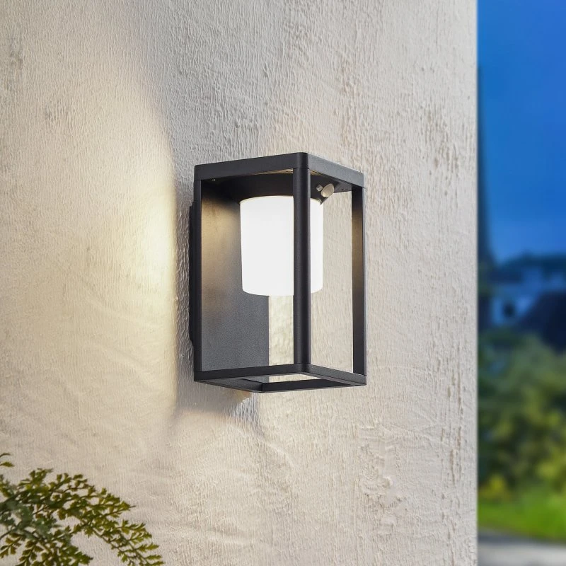 Lucande Tilena LED-zonne-wandlamp met sensor, zwart, aluminium