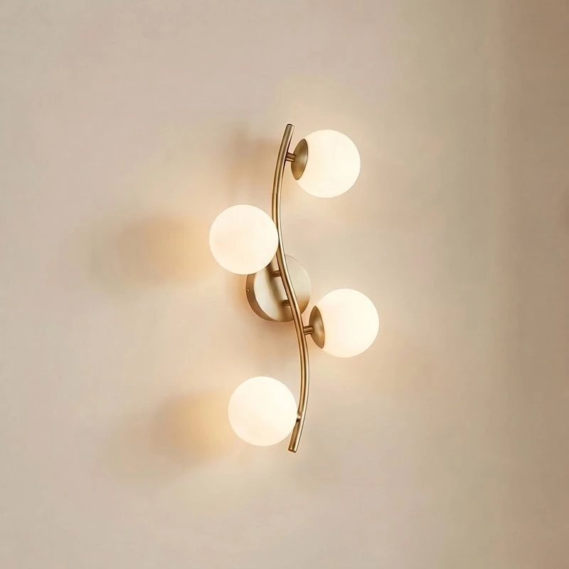 Lindby Wandlamp Josiana, opaal/messing, 48 cm, glas