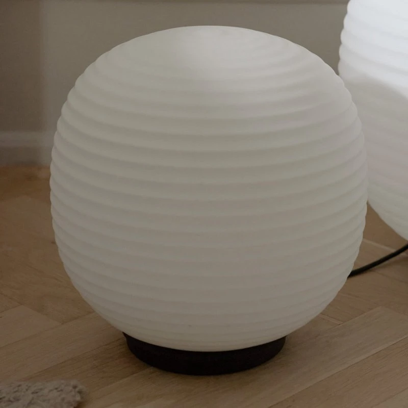 New Works Lantern Globe Medium tafellamp - Opallenglas, Ø 30cm
