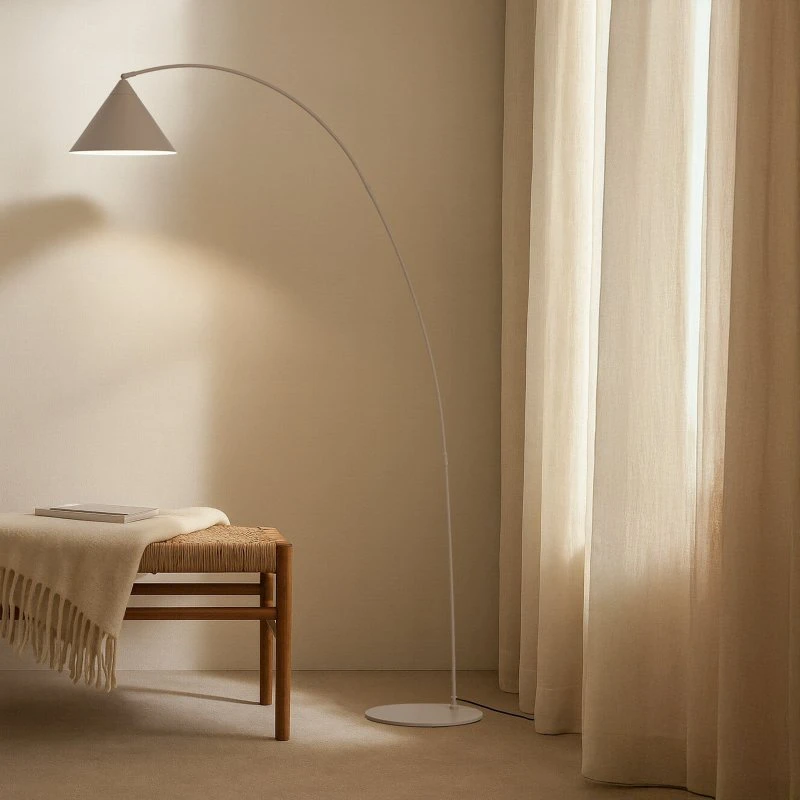 Lindby booglamp Triangolo, beige, metaal, 195 cm