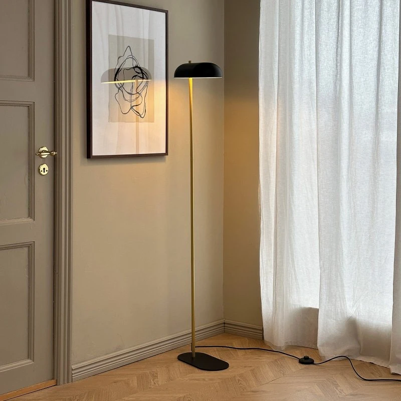 Dyberg Larsen vloerlamp Arch, zwart/messing, 143 cm