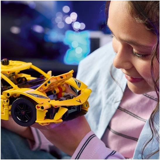 LEGO 42205 Technic Chevrolet Corvette Stingray - Gele Sportwagen