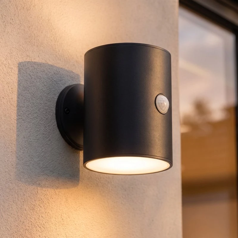 Lindby Amren LED-zonne-wandlamp met sensor, zwart